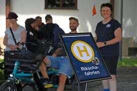 Jahresfest 2026 – Haltestellen-Schild mit Aufschrift Rikscha-Fahrten Jahresfest 2026 – Haltestellen-Schild mit Aufschrift Rikscha-Fahrten