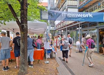 Besucher*innen des Jahresfests im Einkaufsgässle von „meinerk“. Dort wurde Schönes und Praktisches aus den Remstal Werkstätten angeboten.