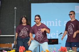 Jahresfest 2026 – Bühnenprogramm – 3 Jugendliche tanzen auf der Bühne Jahresfest 2026 – Bühnenprogramm – 3 Jugendliche tanzen auf der Bühne