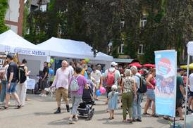 Jahresfest 2026 – Besucher*innen im Schlosshof Jahresfest 2026 – Besucher*innen im Schlosshof