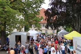 Jahresfest 2025 – Blick auf viele Personen, Informationsstände und Stände mit kulinarischen Angeboten im Schlosshof der Diakonie Stetten. Jahresfest 2025 – Blick auf viele Personen, Informationsstände und Stände mit kulinarischen Angeboten im Schlosshof der Diakonie Stetten.