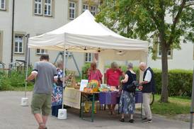 Jahresfest 2026 – Besucher*innen an einem Stand im Schlosshof Jahresfest 2026 – Besucher*innen an einem Stand im Schlosshof