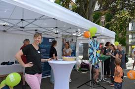 Jahresfest 2026 – Mitarbeitende und Besucher*innen an einem Informationsstand Jahresfest 2026 – Mitarbeitende und Besucher*innen an einem Informationsstand