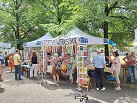 Jahresfest 2026 – Stand der Kreativen Werkstatt mit bunten Produkten Jahresfest 2026 – Stand der Kreativen Werkstatt mit bunten Produkten