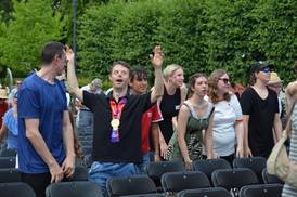 Jahresfest 2026 – Bühnenprogramm - Zuschauer*innen beim Tanz der Kinder- und Jugendlichen Jahresfest 2026 – Bühnenprogramm - Zuschauer*innen beim Tanz der Kinder- und Jugendlichen