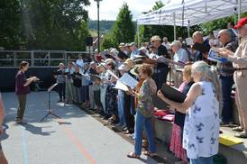Jahresfest 2026 – Festgottesdienst - Zahlreiche Chor-Mitglieder stehen nebeneinander und singen Jahresfest 2026 – Festgottesdienst - Zahlreiche Chor-Mitglieder stehen nebeneinander und singen
