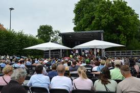 Jahresfest 2025 – Festfeier – Blick von hinten über die Besucher*innen vor der Festbühne. Jahresfest 2025 – Festfeier – Blick von hinten über die Besucher*innen vor der Festbühne.
