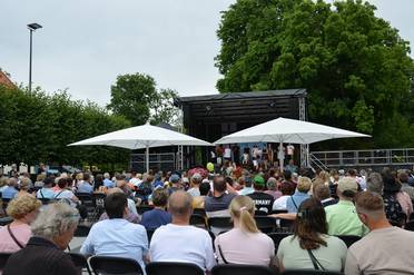 Jahresfest 2025 – Festfeier – Blick von hinten über die Besucher*innen vor der Festbühne.