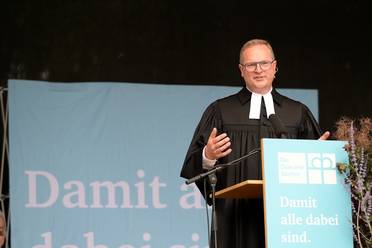 Jahresfest 2025 – Festgottesdienst – Der stellvertretende Vorstandsvorsitzende der Diakonie Stetten gestaltet die Liturgie auf der Bühne im Schlosspark.