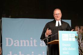 Jahresfest 2025 – Festgottesdienst – Der stellvertretende Vorstandsvorsitzende der Diakonie Stetten gestaltet die Liturgie auf der Bühne im Schlosspark. Jahresfest 2025 – Festgottesdienst – Der stellvertretende Vorstandsvorsitzende der Diakonie Stetten gestaltet die Liturgie auf der Bühne im Schlosspark.