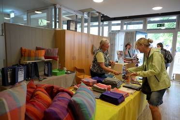 Jahresfest 2025 – Im Wildermuthsaal werden Produkte der Handweberei der Remstal Werkstätten zum Kauf angeboten. 