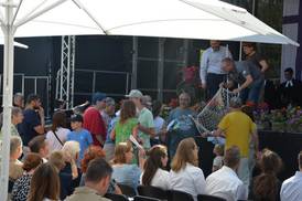 Jahresfest 2026 – Festgottesdienst - Mitwirkende stehen vor und auf der Bühne Jahresfest 2026 – Festgottesdienst - Mitwirkende stehen vor und auf der Bühne