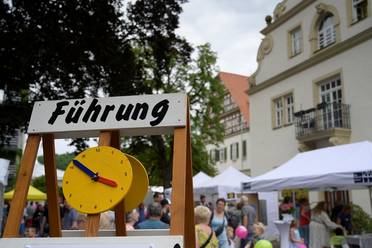Jahresfest 2025 – Eine große Uhr zeigt die Uhrzeit der nächsten Führung in der Theodor-Dierlamm-Schule an, über der Uhr steht groß das Wort „Führung“.