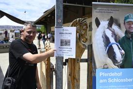 Jahresfest 2026 – Am Pferdehof zeigt eine Person auf ein Info-Schild mit Hinweis auf eine Verlosung Jahresfest 2026 – Am Pferdehof zeigt eine Person auf ein Info-Schild mit Hinweis auf eine Verlosung
