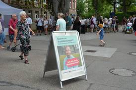 Jahresfest 2026 – Info-Schild der Kampagne „Nicht am Menschen sparen“ Jahresfest 2026 – Info-Schild der Kampagne „Nicht am Menschen sparen“