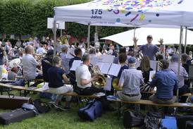 Jahresfest 2026 - Festgottesdienst - Ein Posaunenchor musiziert, die Musiker*innen sitzen auf Holzbänken Jahresfest 2026 - Festgottesdienst - Ein Posaunenchor musiziert, die Musiker*innen sitzen auf Holzbänken