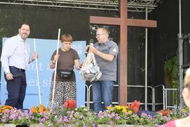 Jahresfest 2026 – Festgottesdienst – Drei Mitwirkende stehen auf der Bühne Jahresfest 2026 – Festgottesdienst – Drei Mitwirkende stehen auf der Bühne
