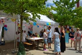 Jahresfest 2026 – Besucher*innen und Mitarbeitende an einem Informationsstand Jahresfest 2026 – Besucher*innen und Mitarbeitende an einem Informationsstand