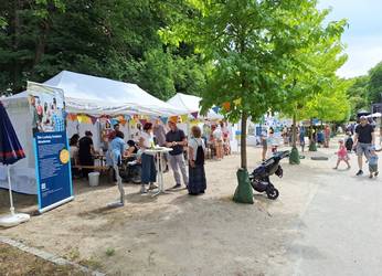 Besucher*innen informieren sich an den Ständen der Bereiche der Diakonie Stetten über Angebote, Ausbildung und Arbeit.