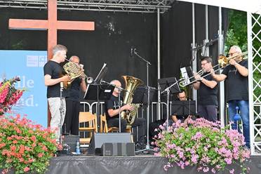 Jahresfest 2025 – Festgottesdienst – Das Gloria Brass Quintett während eines musikalischen Beitrags auf der Bühne. 