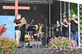 Jahresfest 2025 – Festgottesdienst – Das Gloria Brass Quintett während eines musikalischen Beitrags auf der Bühne. Jahresfest 2025 – Festgottesdienst – Das Gloria Brass Quintett während eines musikalischen Beitrags auf der Bühne.