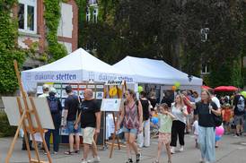 Jahresfest 2026 – Besucher*innen zwischen den Info-Ständen im Schlosshof Jahresfest 2026 – Besucher*innen zwischen den Info-Ständen im Schlosshof