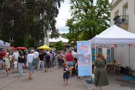 Jahresfest 2026 – Besucher*innen zwischen den Info-Ständen im Schlosshof Jahresfest 2026 – Besucher*innen zwischen den Info-Ständen im Schlosshof