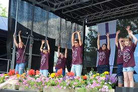Jahresfest 2026 – Bühnenprogramm – Tanz der Kinder und Jugendlichen auf der Bühne im Schlosspark Jahresfest 2026 – Bühnenprogramm – Tanz der Kinder und Jugendlichen auf der Bühne im Schlosspark