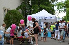 Jahresfest 2026 – Besucher*innen im Schlosshof, Kinder haben bunte Luftballons dabei Jahresfest 2026 – Besucher*innen im Schlosshof, Kinder haben bunte Luftballons dabei