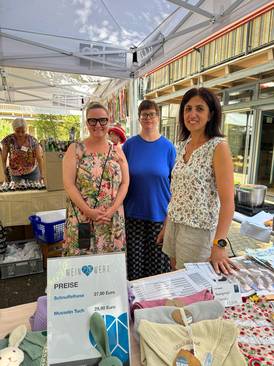 Jahresfest 2026 – Drei Personen stehen an einem Tisch mit textilen Meinwerk-Produkten Jahresfest 2026 – Drei Personen stehen an einem Tisch mit textilen Meinwerk-Produkten