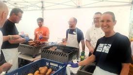 Jahresfest 2026 – In einem Zelt stehen mehrere Personen und grillen Würste Jahresfest 2026 – In einem Zelt stehen mehrere Personen und grillen Würste