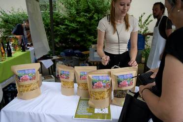 Jahresfest 2025 – Selbst gemachte Nudeln der Schülerfirma „TheDiFix“ der Theodor-Dierlamm-Schule werden in Tüten verpackt mit Aufschrift „Theo-Nudeln“ an einem Stand zum Kauf angeboten.