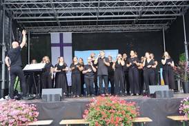 Jahresfest 2025 – Festfeier – Ein Chor singt während der Festfeier auf der Bühne im Park. Jahresfest 2025 – Festfeier – Ein Chor singt während der Festfeier auf der Bühne im Park.