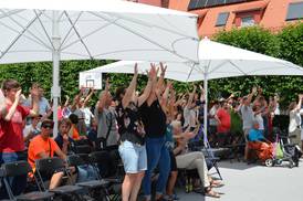 Jahresfest 2026 – Bühnenprogramm - Zuschauer*innen beim Tanz der Kinder- und Jugendlichen Jahresfest 2026 – Bühnenprogramm - Zuschauer*innen beim Tanz der Kinder- und Jugendlichen