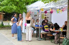 Jahresfest 2026 - Besucher*innen basteln in einem Zelt Jahresfest 2026 - Besucher*innen basteln in einem Zelt