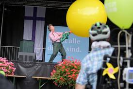 Jahresfest 2025 – Festfeier – Ein Zauberkünstler auf der Bühne unterhält die Besucher*innen mit einem großen gelben Ball. Jahresfest 2025 – Festfeier – Ein Zauberkünstler auf der Bühne unterhält die Besucher*innen mit einem großen gelben Ball.