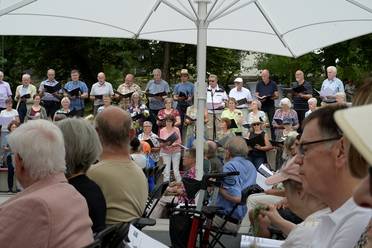 Jahresfest 2025 – Festgottesdienst – Ein Chor bei seinem Auftritt im Schlosspark.