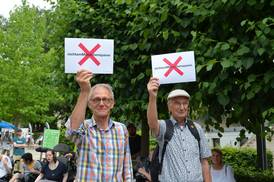 Jahresfest 2026 – Zwei Personen stehen nebeneinander und halten je ein weißes Schild mit rotem Kreuz in den Händen Jahresfest 2026 – Zwei Personen stehen nebeneinander und halten je ein weißes Schild mit rotem Kreuz in den Händen