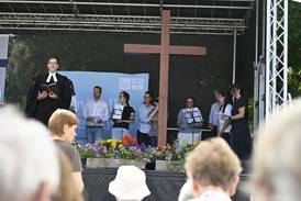 Jahresfest 2026 – Festgottesdienst – Ein Pfarrer und weitere Mitwirkende stehen auf der Bühne Jahresfest 2026 – Festgottesdienst – Ein Pfarrer und weitere Mitwirkende stehen auf der Bühne