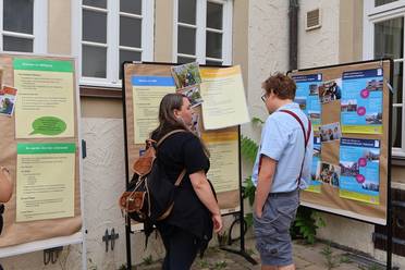 Jahresfest 2025 – Bei der „Wohnmesse“ stehen zwei Personen, hier gibt es Informationen über individuelle Wohnangebote mit Assistenz. 