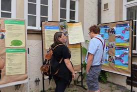 Jahresfest 2025 – Bei der „Wohnmesse“ stehen zwei Personen, hier gibt es Informationen über individuelle Wohnangebote mit Assistenz. Jahresfest 2025 – Bei der „Wohnmesse“ stehen zwei Personen, hier gibt es Informationen über individuelle Wohnangebote mit Assistenz.