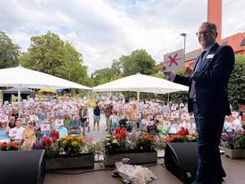 Jahresfest 2026 – Der Vorstandsvorsitzende der Diakonie Stetten steht auf der Bühne und hält ein weißes Schild mit einem roten Kreuz hoch, die Menschen vor der Bühne halten ebenfalls zahlreiche weiße Schilder mit rotem Kreuz hoch Jahresfest 2026 – Der Vorstandsvorsitzende der Diakonie Stetten steht auf der Bühne und hält ein weißes Schild mit einem roten Kreuz hoch, die Menschen vor der Bühne halten ebenfalls zahlreiche weiße Schilder mit rotem Kreuz hoch