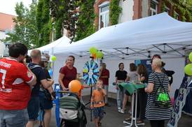 Jahresfest 2026 – Mitarbeitende und Besucher*innen an einem Informationsstand Jahresfest 2026 – Mitarbeitende und Besucher*innen an einem Informationsstand