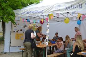 Jahresfest 2026 – Besucher*innen basteln in einem Zelt Jahresfest 2026 – Besucher*innen basteln in einem Zelt